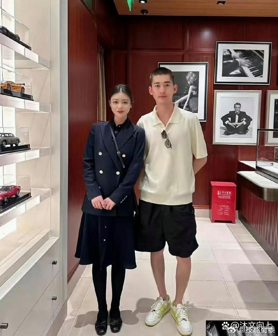 张翰在上海逛街吃饭被偶遇，他减肥了，剪了寸头，没有油腻的感觉了！​​​