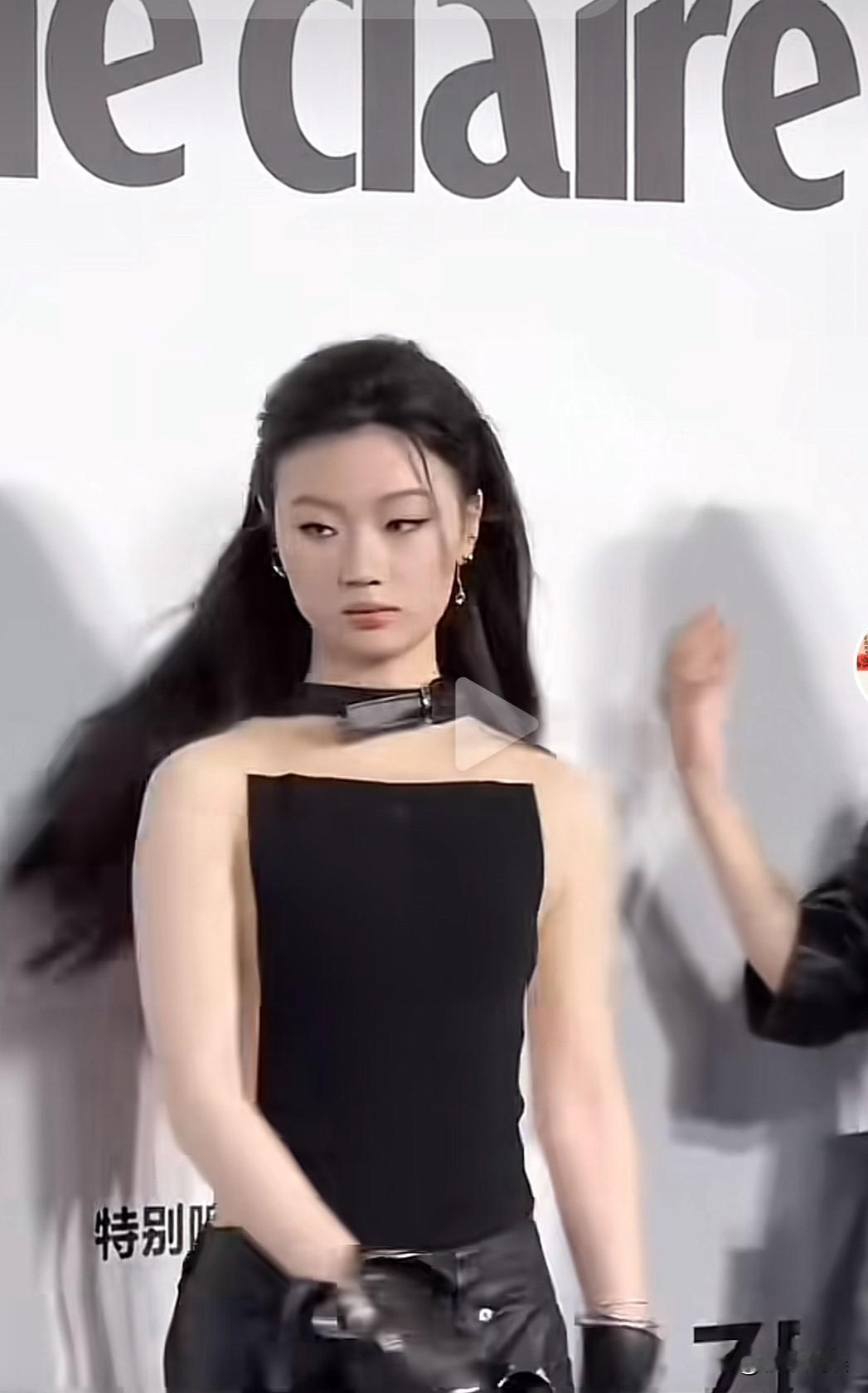 单依纯当年那么清纯的小姑娘，现在怎么变成这样了？单依纯参加活动的服装简直是有