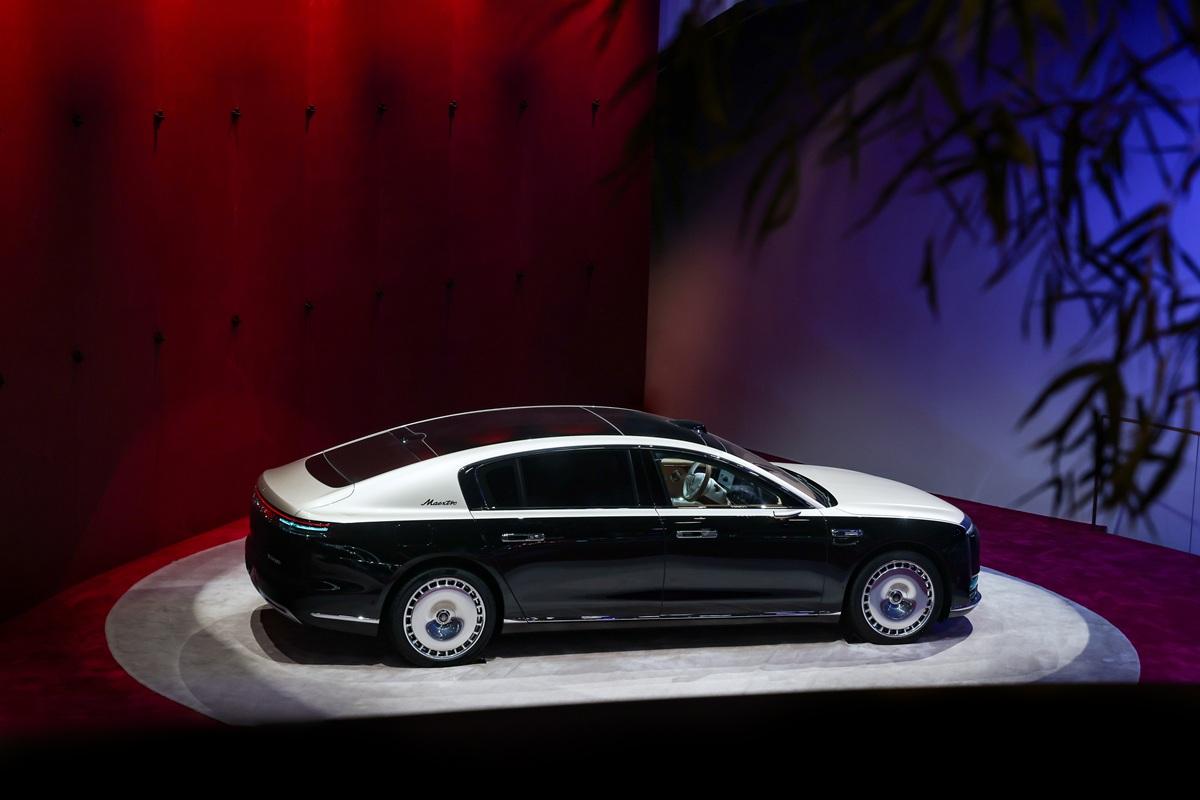 余承东直播曝光神秘座驾尊界又要搞大事情了北京车展现场，余承东拿着最新款华为手机