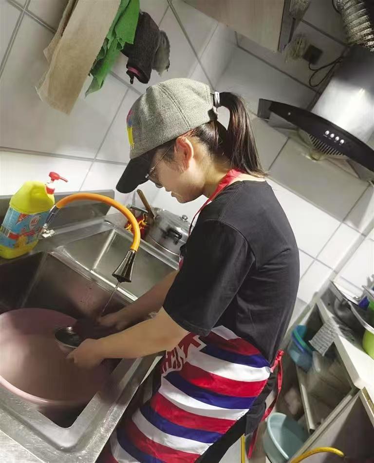 “比周扒皮还黑心！”湖南衡阳，19岁女大学生去火锅店打暑假工，老板承诺一天100