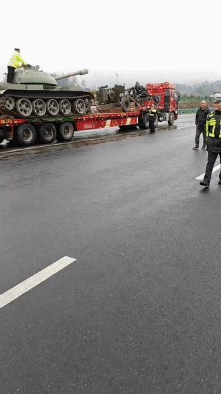 大货车司机在公路上正常行驶时突然被一辆从身后驶来的交警开车拦停？这可把货车吓了