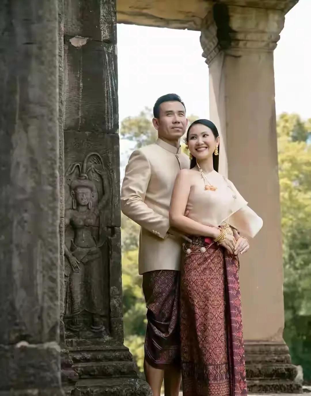 洪森大女儿洪玛娜微微一笑很小女人，她的丈夫看起来比较强势，他们同框的画面颇有一刚