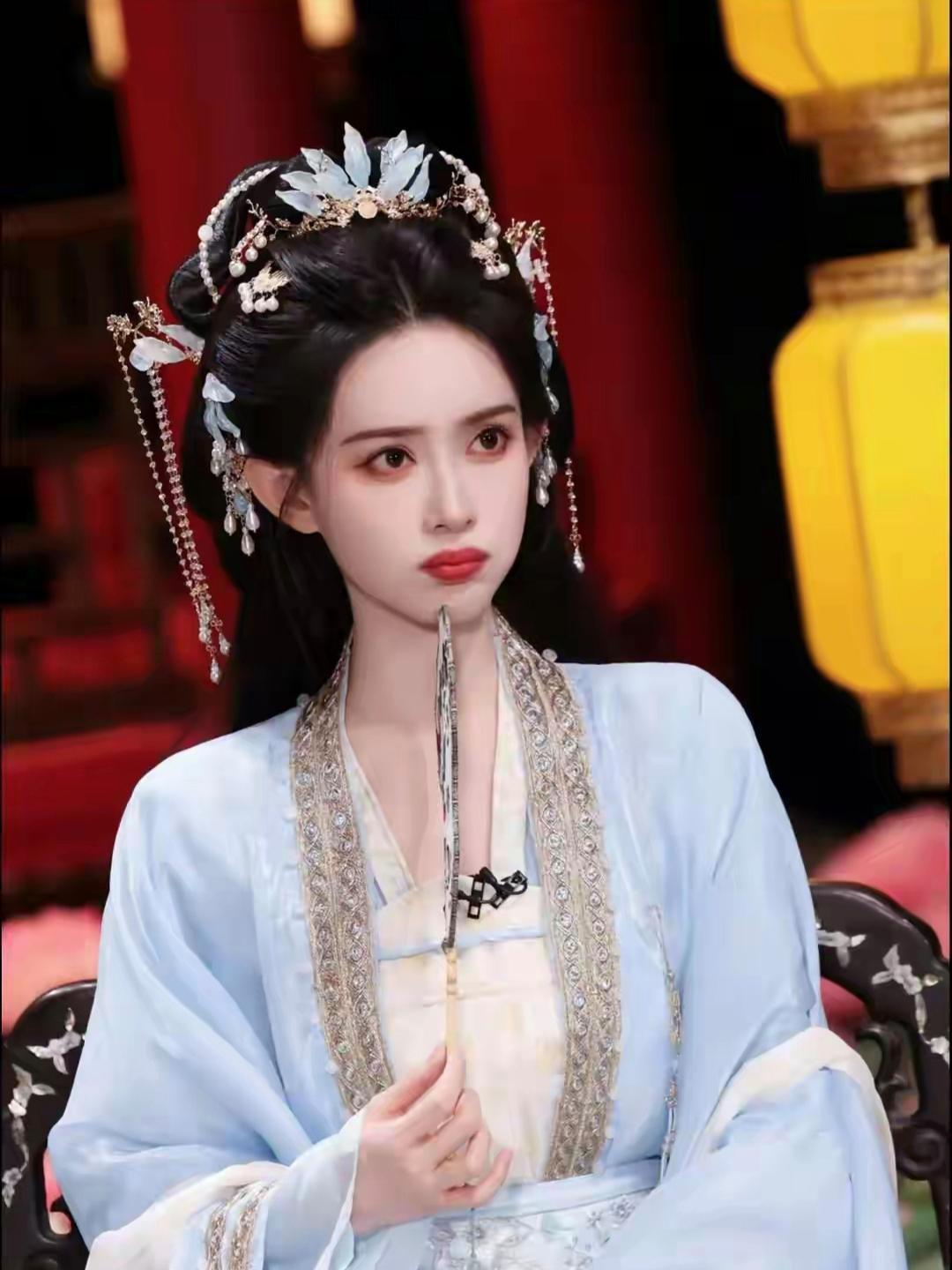 1.孟姐私下挺大方的，以前她还没那么有名的时候，就在剧组给工作人员送东西，她家底