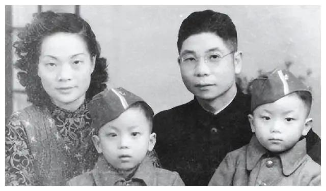 2004年，谷正文对记者说，蒋经国情人章亚若，是蒋介石下令中统谋杀的。2004年