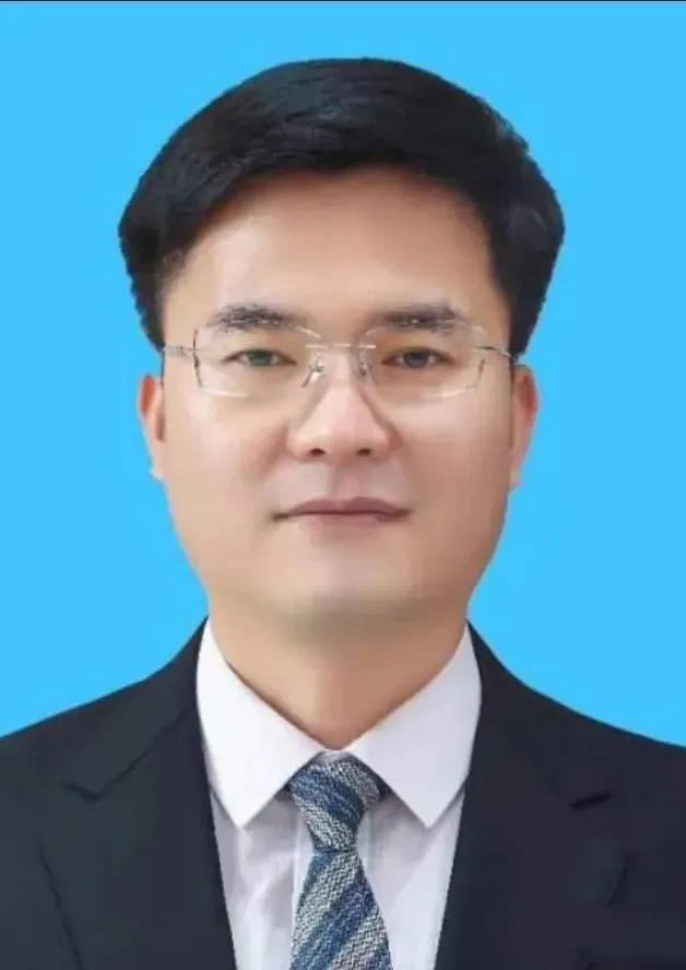 看到王正儒被查，我是一愣！这人太年轻，太聪明，太幸运，也太帅气了，怎么好好的就