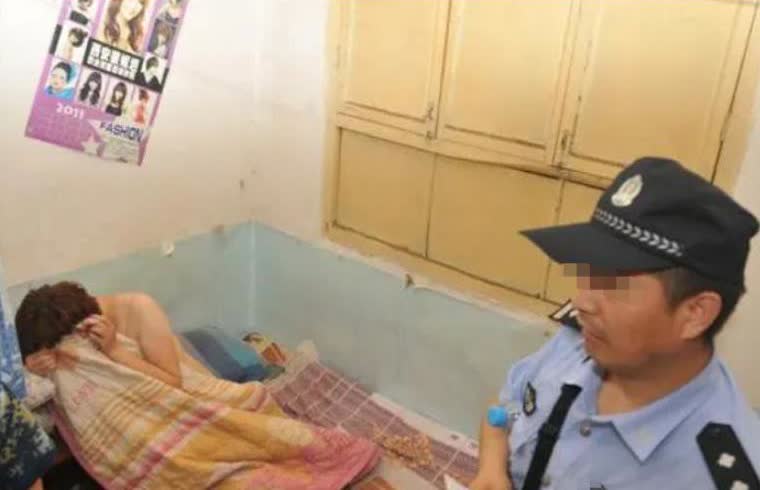 上海，某社区派出所突然接到一个女人的报警电话。女子声称，家里有小偷正在偷东西，让