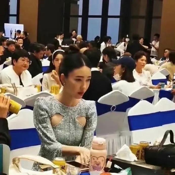 王丽坤的颜值和状态，才是真的抗打！这个设计师的脑洞真是无敌，要是微胖点的人估计穿
