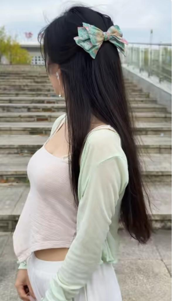 女孩在台阶上展望未来和希望。