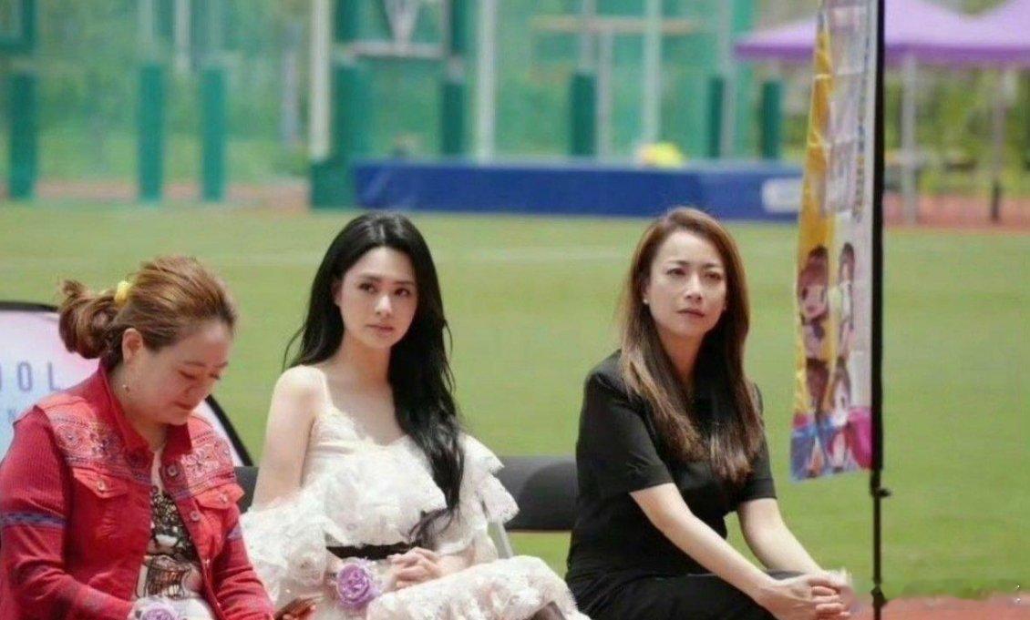 你敢信，44岁的阿娇，面部折叠度也太厉害啦！在强光下面，她的眉骨就跟自带遮阳效果