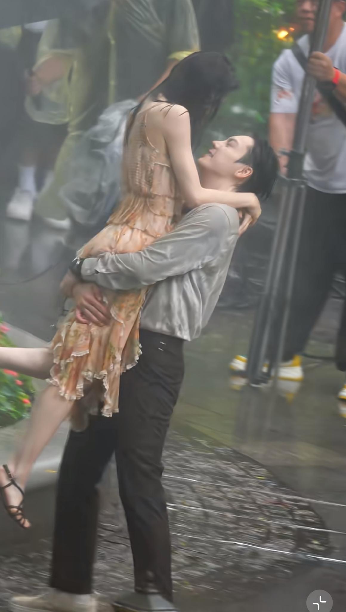 内蒙古通辽，一名男子趁情人的丈夫不在家，前往情人家里约会。男子见到情人后，欲