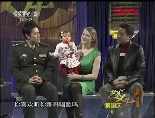 蔡国庆兄弟两个人是真喜欢外国美女，蔡国庆的弟弟蔡军是个画家，娶了一位俄罗斯美女，