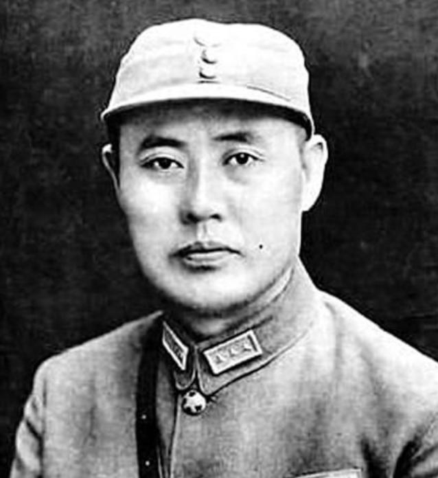 1949年夏，北平某条胡同的小旅馆里，一具女尸躺在床上。衣衫凌乱，脖子上勒着