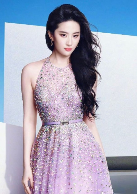 其实我们也发现一些女明星穿紫色真的还是很漂亮的呀，温柔大方又特别的优雅的呀，所以