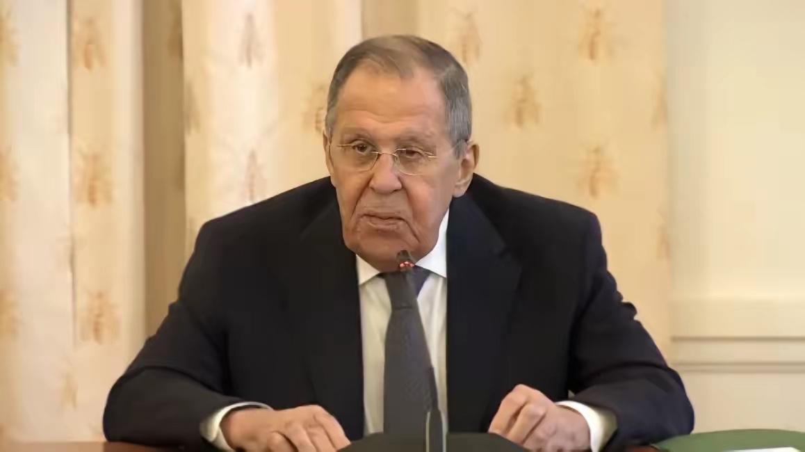 美国国防部长赫格塞思前脚刚在五角大楼放完狠话，警告俄罗斯别碰伊朗，后脚就被拉