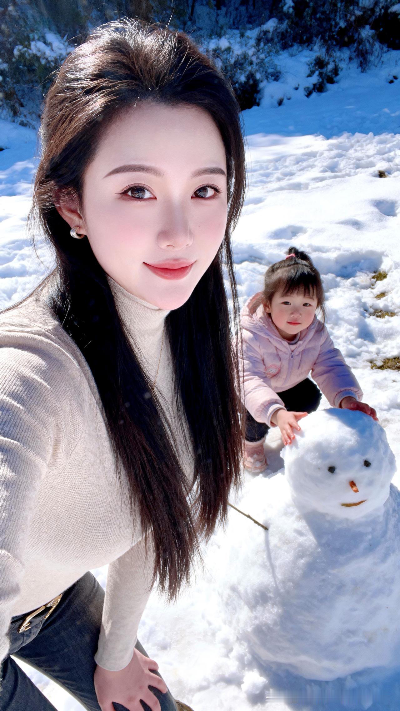 雪间童欢，岁月温软冬雪簌簌，落满人间，天地裹上一层温柔的白。牵起小小的手，