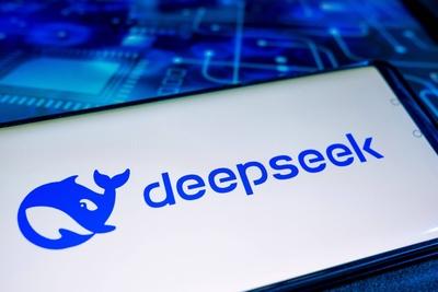我国AI发展真是从追赶到领先，靠的全是实打实的努力。就说梁文峰的DeepSeek