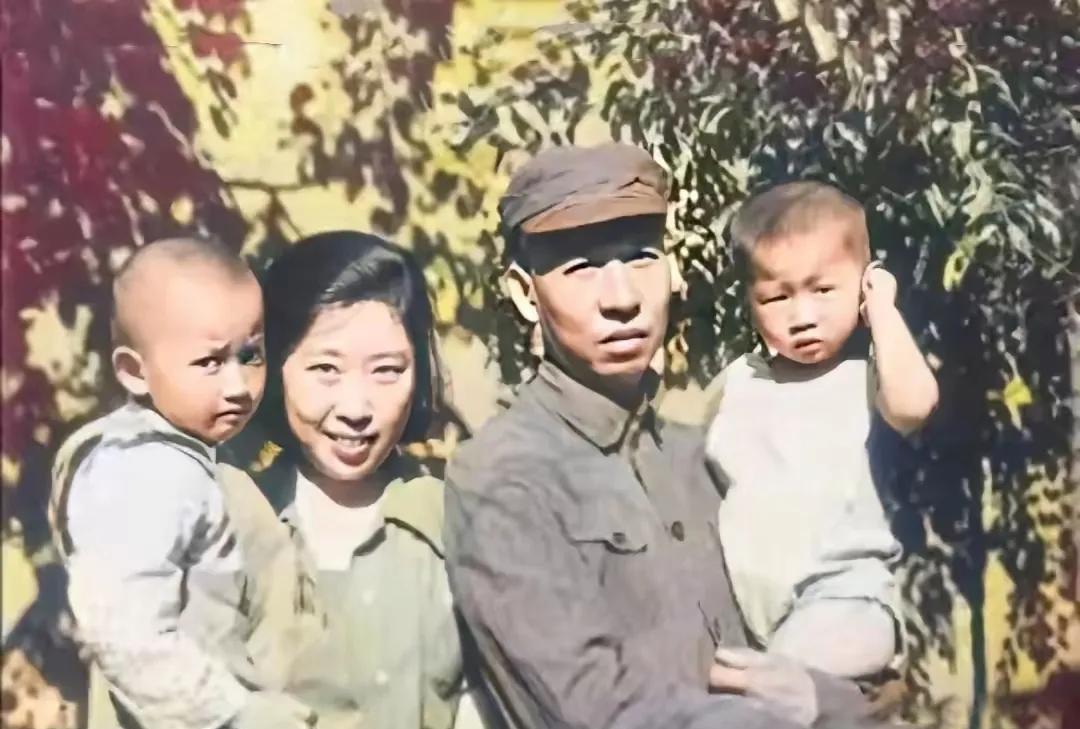 一张老照片。1948年，刘少奇和王光美婚后不久在西柏坡的一张珍贵合影，那一年王