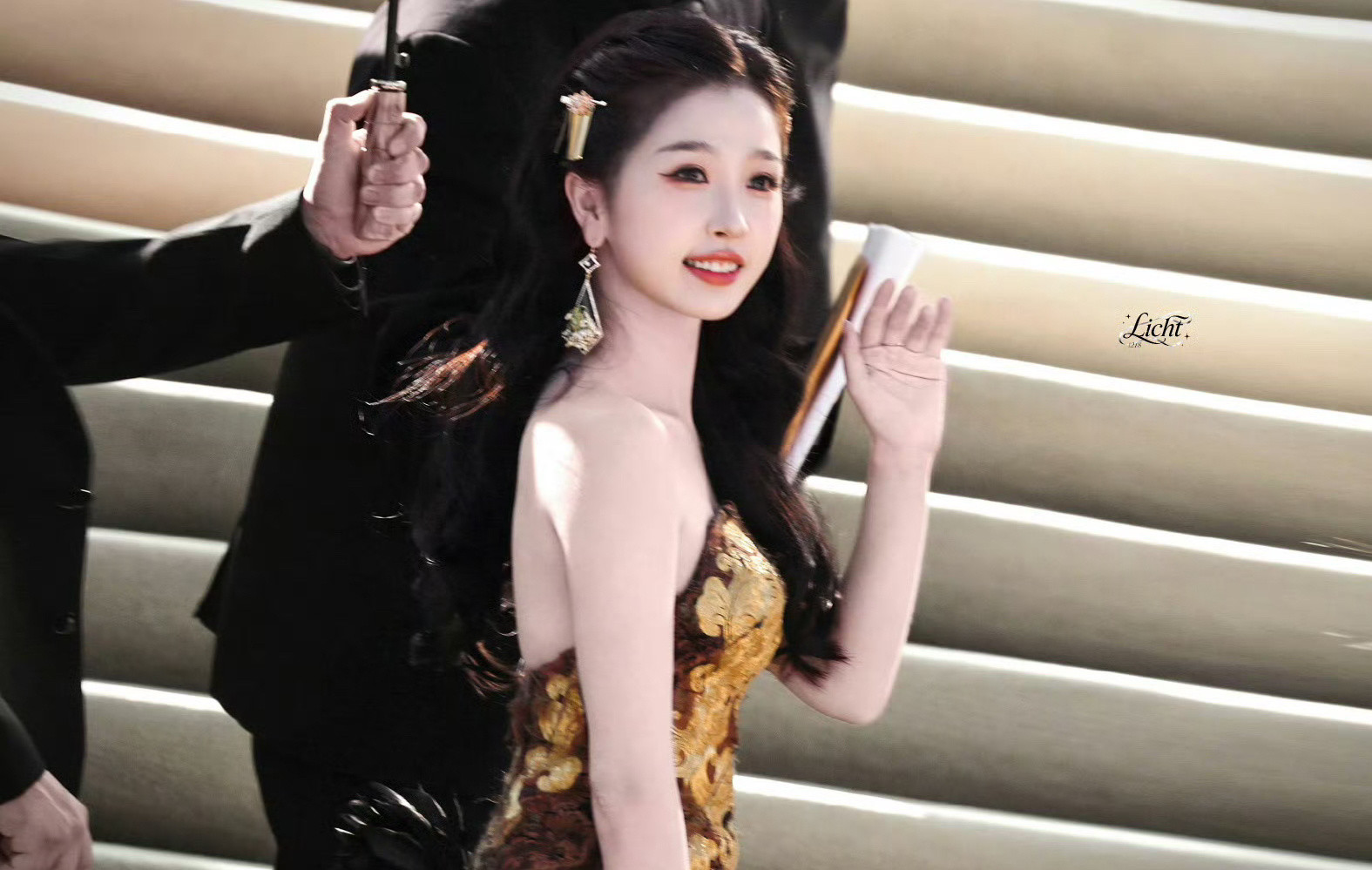 虞书欣身着非遗盘金绣高定优雅大气俏皮又贵气，明媚张扬的傲娇小猫！！