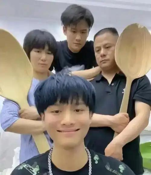 小杨哥的下场，一点不冤。从农村娃到带货一哥，赚到的钱普通人几辈子都够不着边。可偏