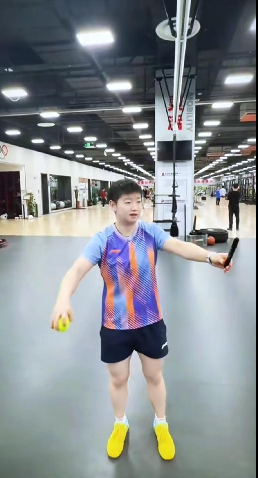 莎莎体能训练名场面！眼疾手快还自带萌点✨谁懂啊！刷到孙颖莎最新体能训练视频