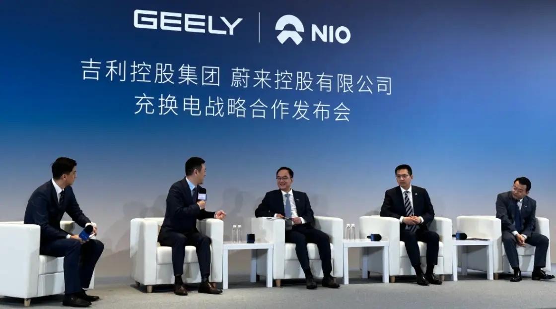 蔚来的换电模式终于迎来新成员，吉利宣布加入蔚来换电体系，双方以股权合作、相互参股