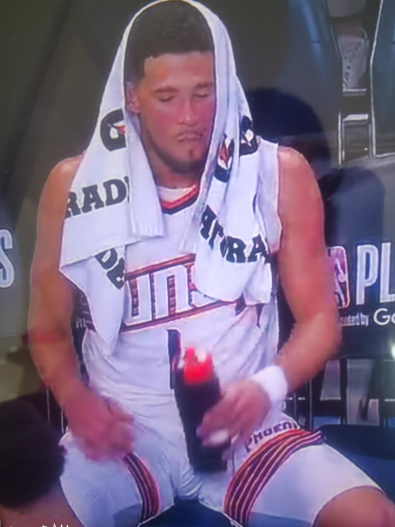 布克太情绪化了西部季后赛首轮，太阳客场107-120，输给雷