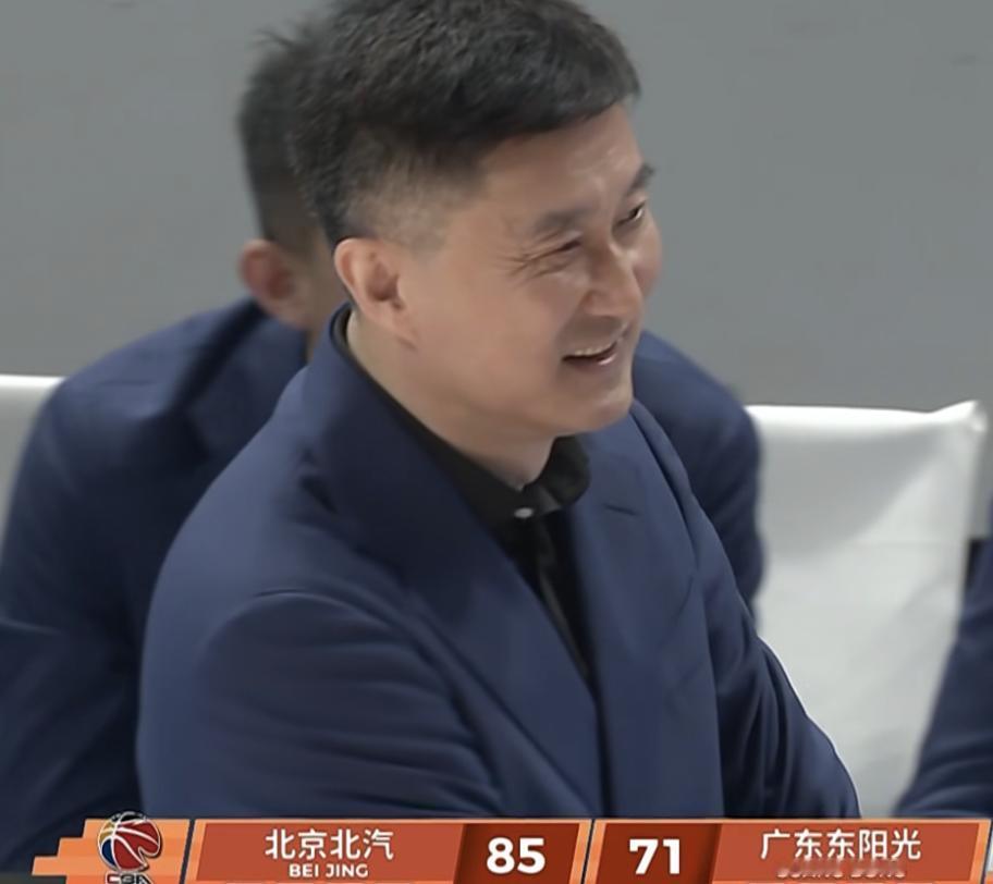 输给北京无缘四强后，广东队在今年夏天面临着多个难题：1.杜锋的去留。杜锋和广东