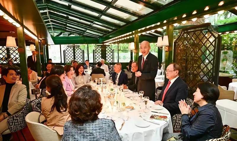 窜访法国韩国瑜喊：以台湾人为荣韩国瑜跑到法国去了，一到那儿就在饭桌上喊，说