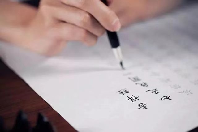 匮乏，指的是一个人对自己的人生，在内心体验上的不足，既没有深度，也缺乏广度；丰盛