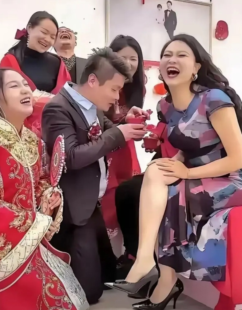 这新郎肯定是丈母娘万中挑一吧？这么开心