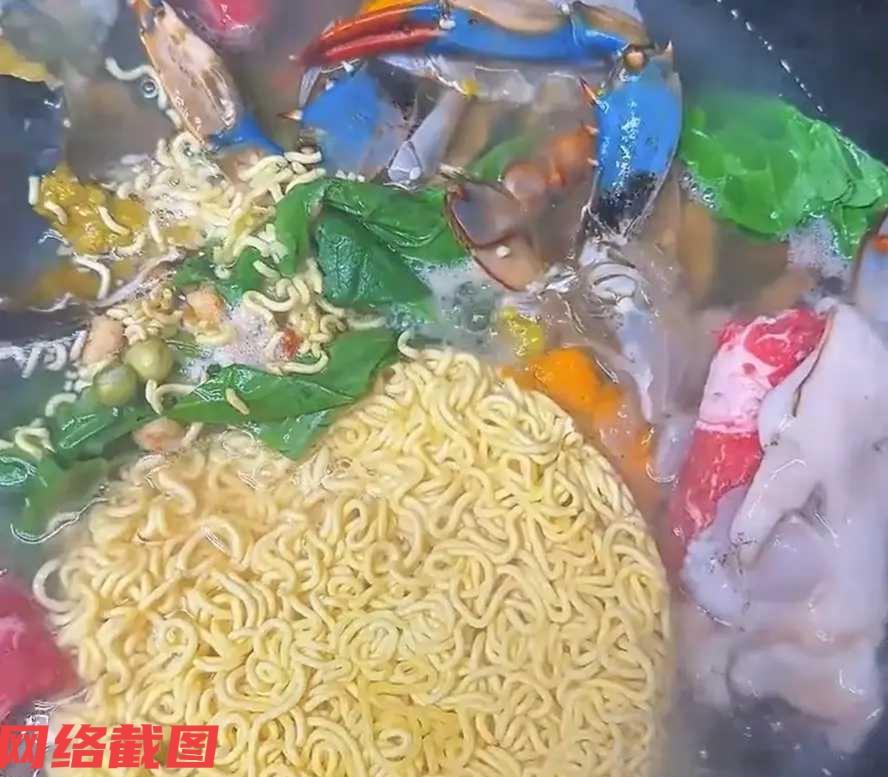 有男子突然半夜饿了，还起来给自己煮泡面。只是在这煮泡面的过程里，男子也是心大
