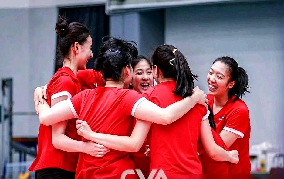 中国女排名单更新。首批17人入选，主力全是00后。赵勇继续担任主教练，队