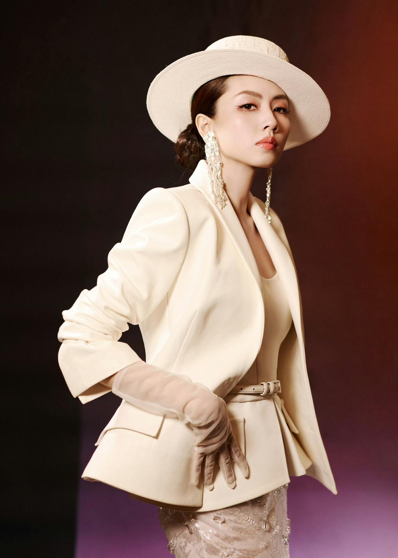 《湾区升明月》音乐会女明星妆造穿搭top5：第五名刘惜君，米白西装小外套，下身