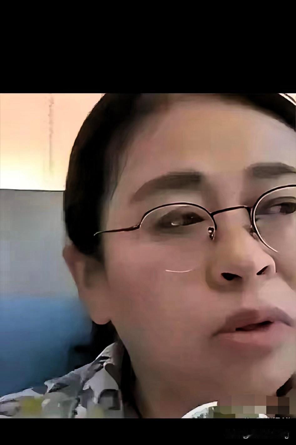 二八事件这波新瓜太炸了！柴桑大姐直接电联何家弘单位领导，据传把领导都气到拍桌子，