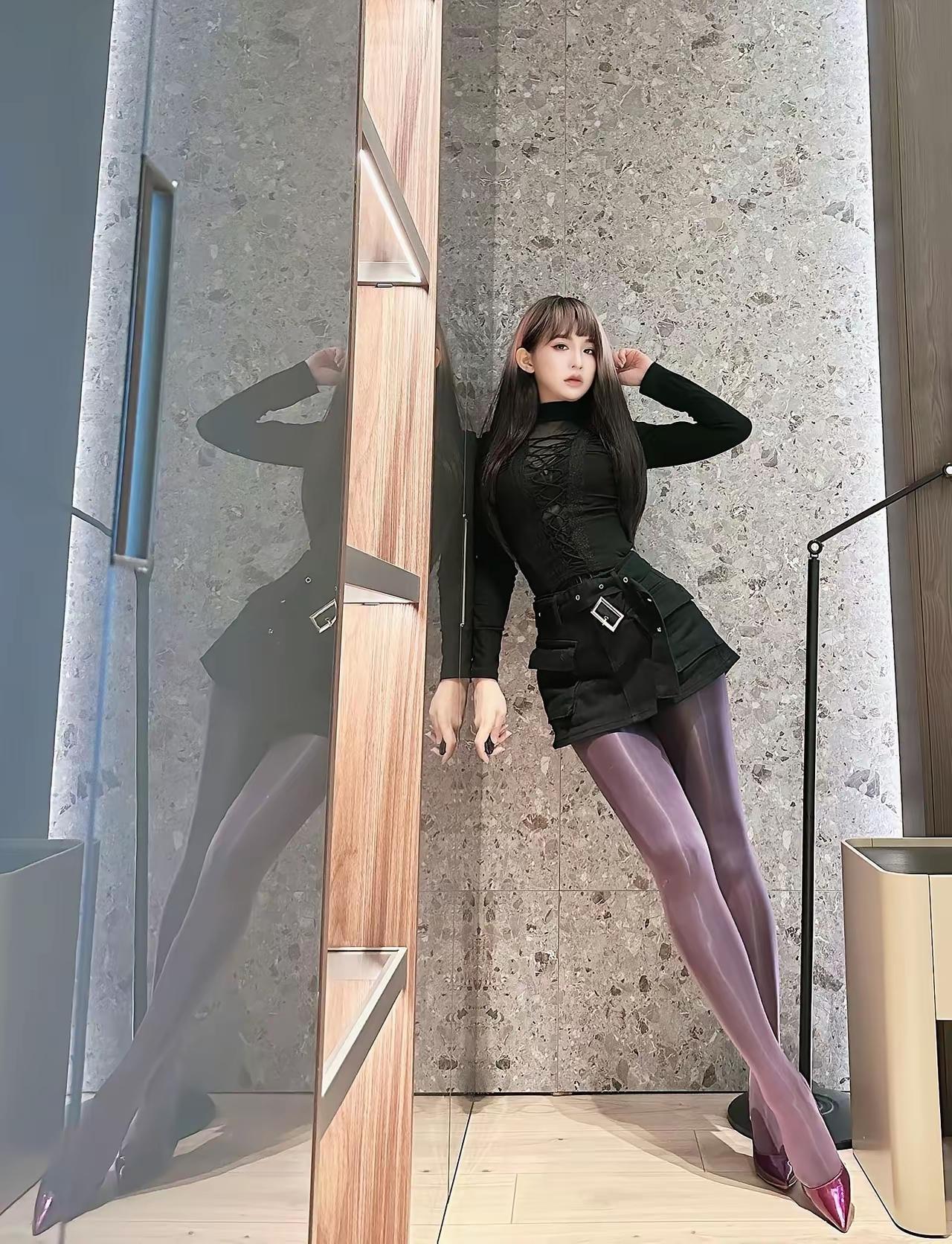 黑色连衣裙搭配紫色丝袜，优雅气质满满！