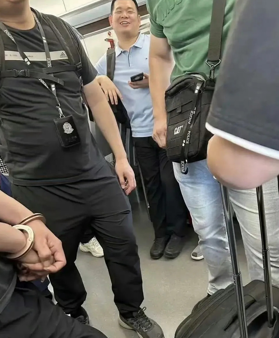 地铁上看到的，不用拿块布什么的遮一下吗？