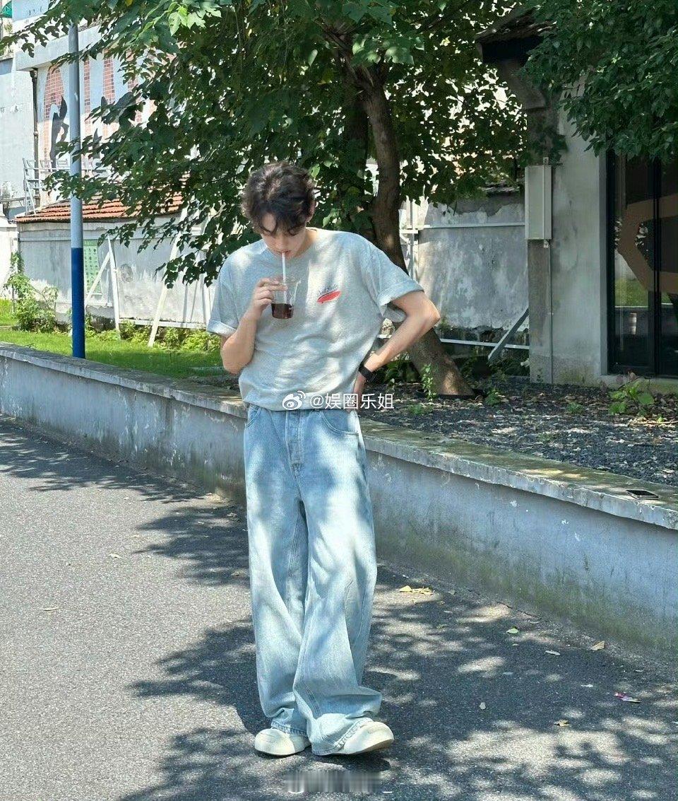 190+大帅哥，身材比例优秀，肌肉线条流畅，完美身材！感觉现在内娱帅哥身高已经平