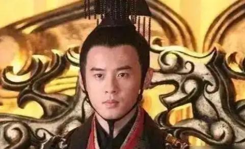 公元92年的一个夜晚，年仅14岁的汉和帝刘肇内心燥热，翻来覆去睡不着，对身边的太