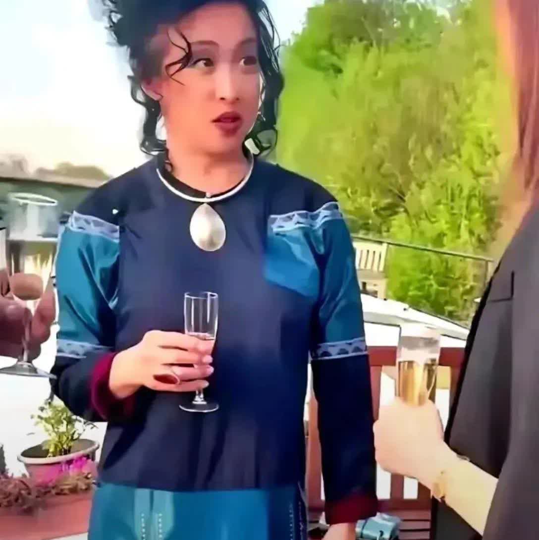 感觉如今在法国发展的金星，整个人的气质有了些变化。身材依然火辣，穿搭也很有品味，