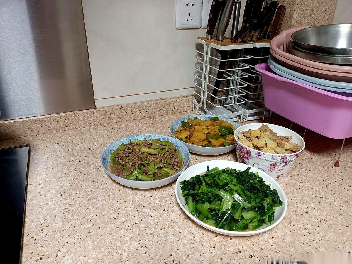 两个钟头，一百块。有时候拿着钱下班，心里都发虚。想想我老家姐夫，面朝黄土背朝