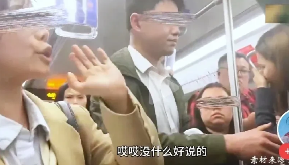 “这是有多情难自禁啊！”上海某地铁上，由于人挤人，张女士（化姓）无奈只能安居一隅