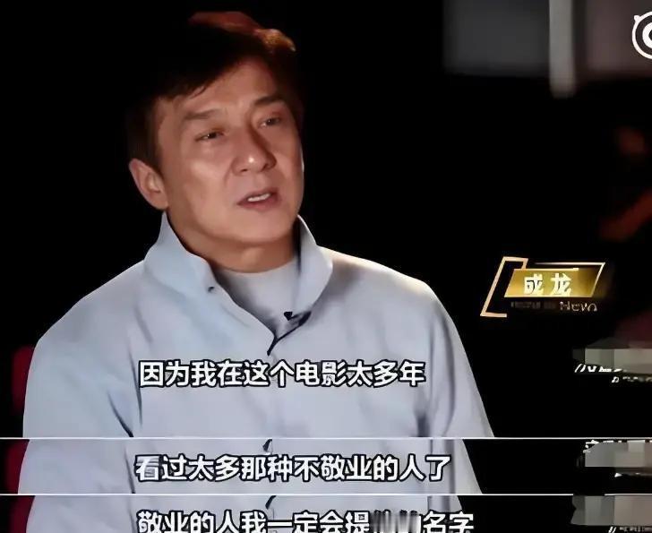 成龙和袁咏仪因为《霹雳火》配音闹掰了二十多年。1995年成龙砸500万请刚拿双