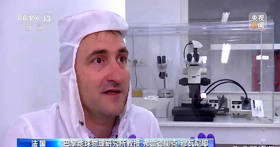 这眼神，像刚进城的娃第一次见世面。纯真无邪，仿佛月壤是什么宝贝。说真的，
