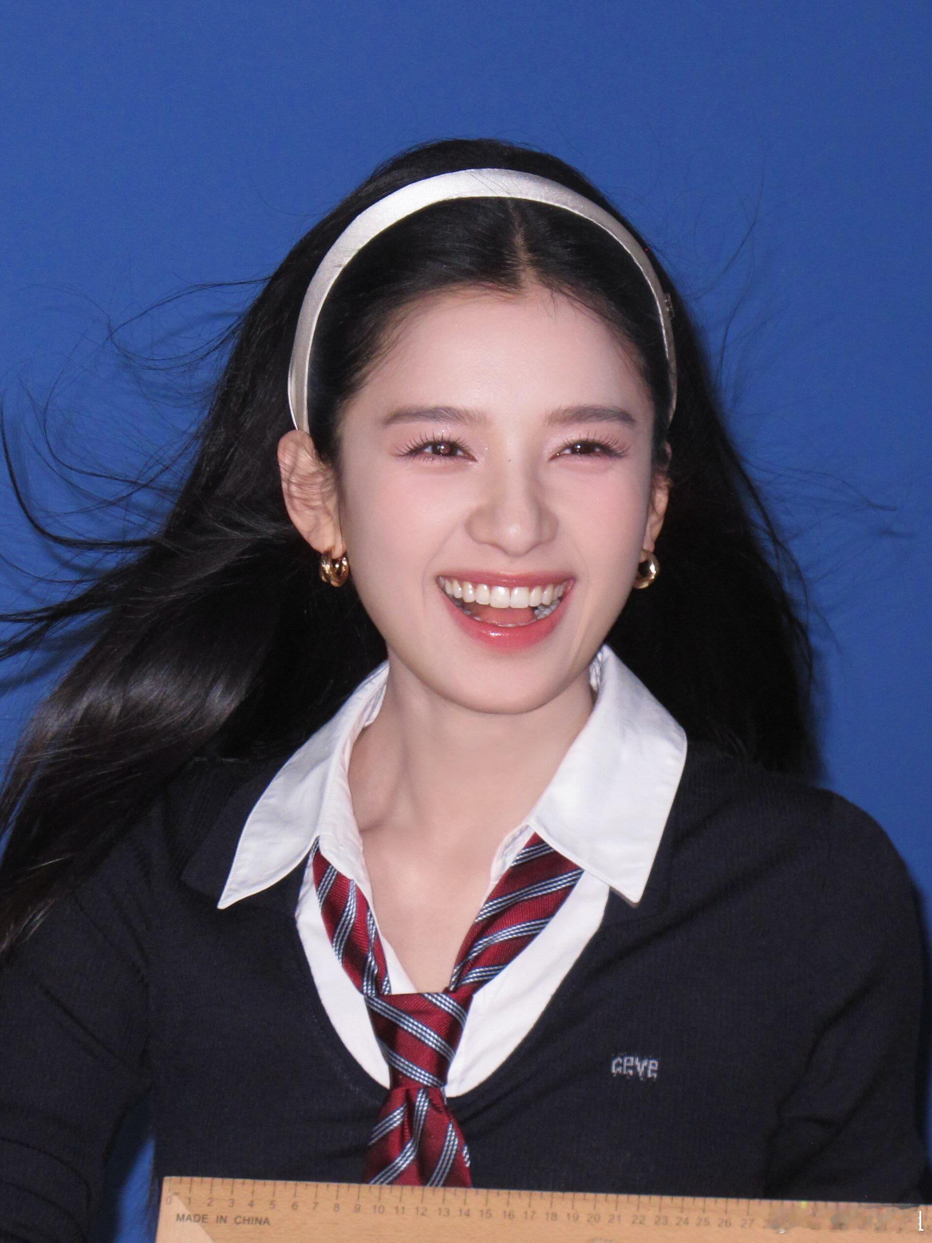 张婧仪美高学姐张婧仪新风格美翻了她完全跳出了以往的舒适圈，用全新的美高学姐造型