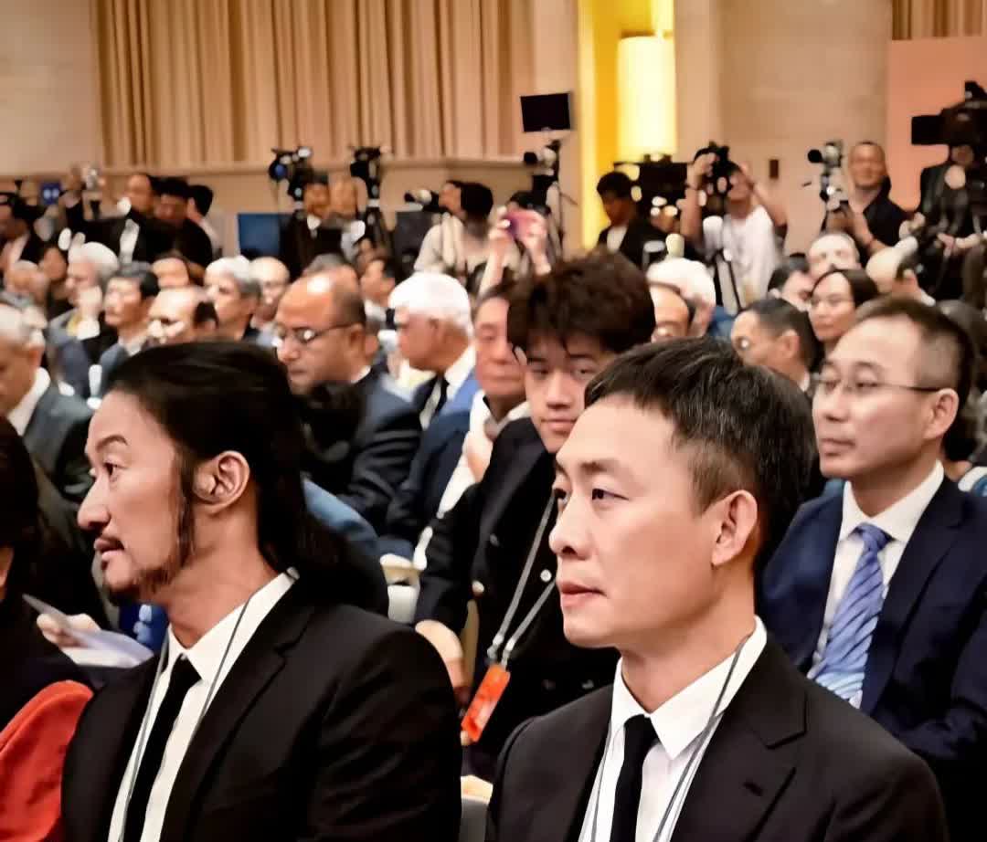 吴京越来越不走寻常路了！以前的造型干净利索，现在不知道怎么想的，留着络腮胡还有长