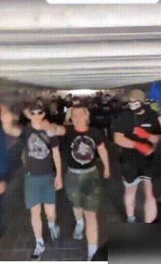 基辅独立广场又乱了！真的太讽刺了，之前被乌克兰政府奉为“民族英雄”的新纳粹分