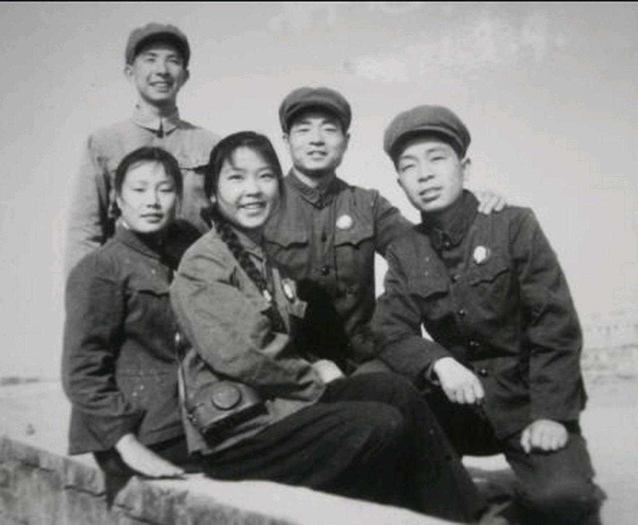 1977年秋，知青王建全因招工要去体检，他叫上女知青杜玉娟，知青点就剩他们两人，