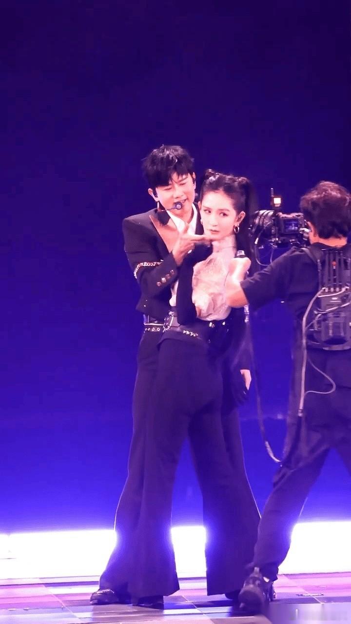 张杰如今的口碑，绕不开三个坑：气质、舞步，以及谢娜。他风评最好的那几年，巧了，