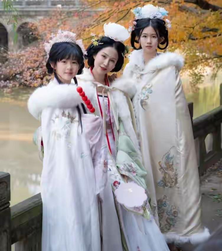 鲍蕾最近带着两个女儿拍了一组古装大片，画面美得让人移不开眼！照片里，母女三人