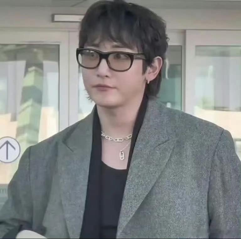 差点没认出来这是李洙赫李洙赫胖成这样了李洙赫最新活动生图流出，身形面部变化明显